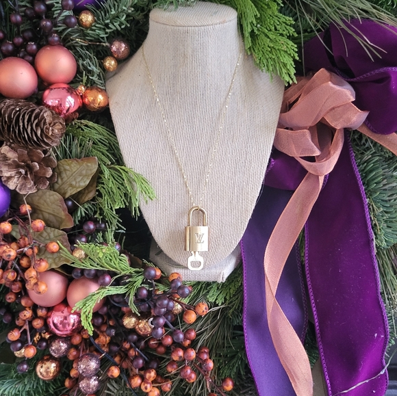 LOUIS VUITTON PADLOCK NECKLACE sooooo Dreamy!!!! πππβ€π§‘π - Picture 9 of 9